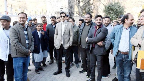 निरीक्षण के दौरान अधिकारियों से जानकारी लेते मंडलायुक्त दीपक रावत। निरीक्षण के दौरान अधिकारियों से जानकारी लेते मंडलायुक्त दीपक रावत।