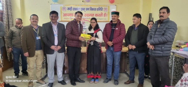 जीवन बीमा निगम की ओर से समिति कार्यकर्ताओं को सम्मानित करते हुए। जीवन बीमा निगम की ओर से समिति कार्यकर्ताओं को सम्मानित करते हुए।