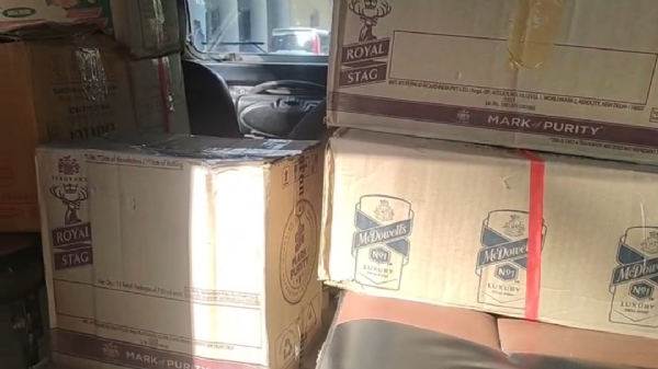 गिरफ्तार आरोपी और बरामद अवैध शराब गिरफ्तार आरोपी और बरामद अवैध शराब