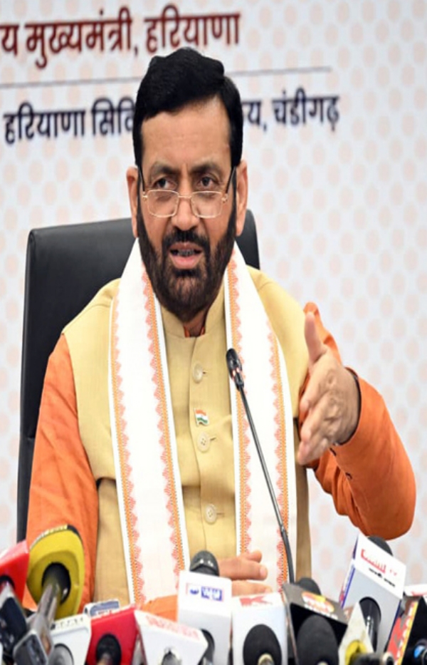 हरियाणा के मुख्यमंत्री नायब सैनी पत्रकाराें से बातचीत करते हुए हरियाणा के मुख्यमंत्री नायब सैनी पत्रकाराें से बातचीत करते हुए