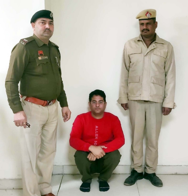गुरुग्राम पुलिस की गिरफ्त में सांझा बिजनेस के नाम पर पौने दो करोड़ से ज्यादा की ठगी का आरोपी। गुरुग्राम पुलिस की गिरफ्त में सांझा बिजनेस के नाम पर पौने दो करोड़ से ज्यादा की ठगी का आरोपी।