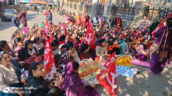 मंडी में धरना प्रदर्शन करते हुए स्कीम वर्करज। मंडी में धरना प्रदर्शन करते हुए स्कीम वर्करज।
