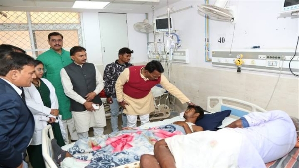 खजुराहो से आए मरीजों का हालचाल जाना खजुराहो से आए मरीजों का हालचाल जाना