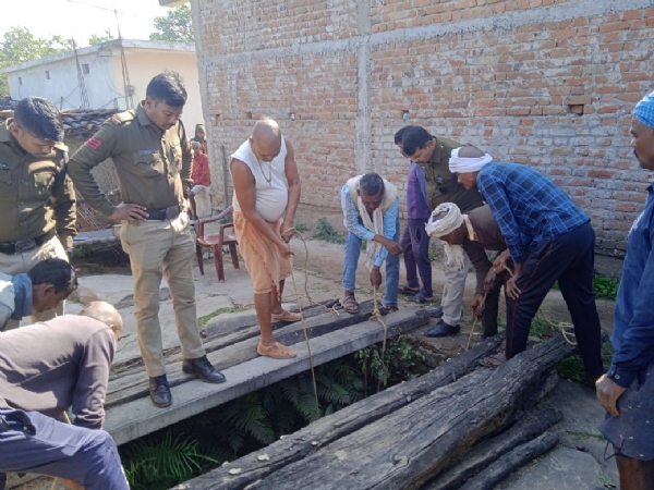 शव काे वाहर निकाले ग्रमीण् शव काे वाहर निकाले ग्रमीण्