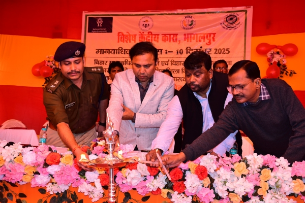 उद्घाटन करते अतिथि उद्घाटन करते अतिथि