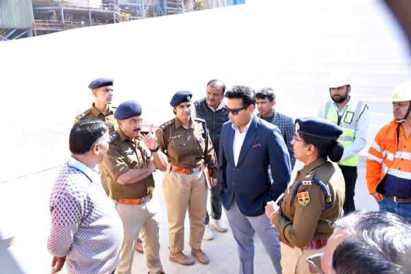 चित्तौड़गढ़ जिले में सीएम के संभावित दौरे को लेकर तैयारियों का जायजा लेते जिला कलक्टर व पुलिस अधीक्षक। चित्तौड़गढ़ जिले में सीएम के संभावित दौरे को लेकर तैयारियों का जायजा लेते जिला कलक्टर व पुलिस अधीक्षक।