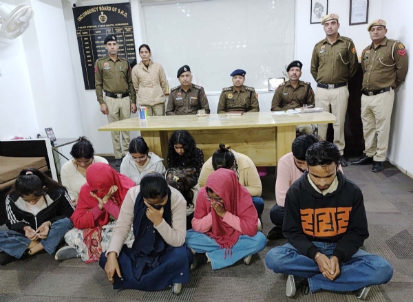 गुरुग्राम पुलिस की गिरफ्त में फर्जी कॉल सेंटर से काबू की गई महिलाएं व अन्य स्टाफ सदस्य। गुरुग्राम पुलिस की गिरफ्त में फर्जी कॉल सेंटर से काबू की गई महिलाएं व अन्य स्टाफ सदस्य।