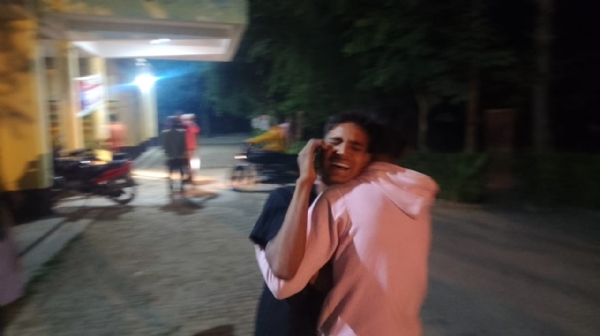 रोते विलखते मृतक के परिजन रोते विलखते मृतक के परिजन