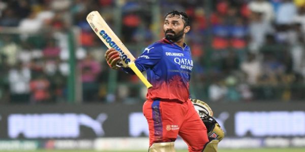 भारत के पूर्व विकेटकीपर बल्लेबाज दिनेश कार्तिक भारत के पूर्व विकेटकीपर बल्लेबाज दिनेश कार्तिक