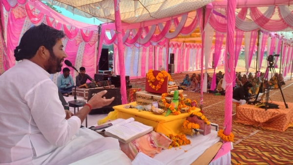 रोडवेज परिसर मड़िहान में भागवत कथा सुनाते स्वामी जगदीशानंद महाराज