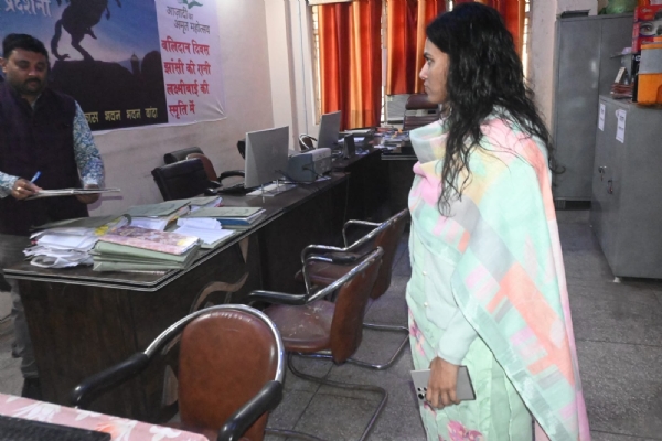 निरीक्षण करते हुए डीएम निरीक्षण करते हुए डीएम