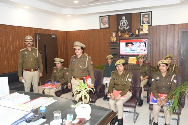 डीआईजी बरेली परिक्षेत्र अजय कुमार साहनी मिशन शक्ति केंद्रों में व्यवस्था की समीक्षा करते हुए दिशा-निर्देश देते हुए। डीआईजी बरेली परिक्षेत्र अजय कुमार साहनी मिशन शक्ति केंद्रों में व्यवस्था की समीक्षा करते हुए दिशा-निर्देश देते हुए।