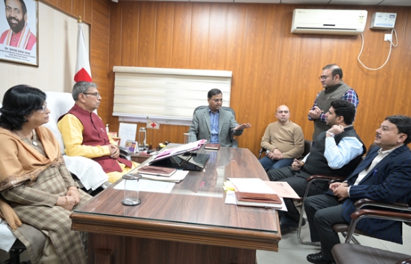 हरियाणा के राज्यपाल असीम घाेष रेडक्रास अधिकारियाें की बैठक लेते हुए हरियाणा के राज्यपाल असीम घाेष रेडक्रास अधिकारियाें की बैठक लेते हुए