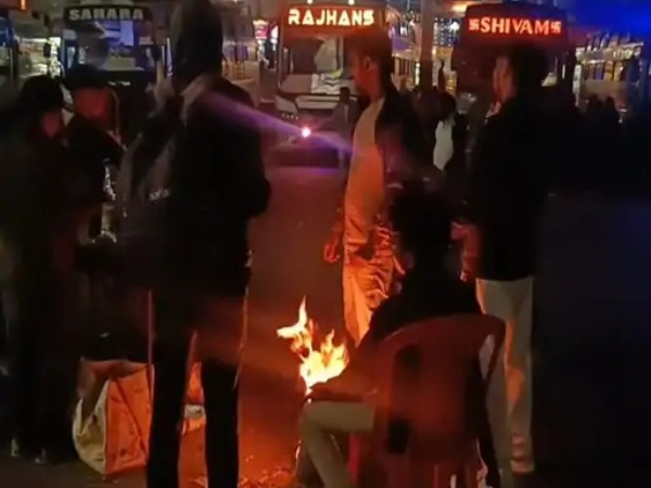 अलाव तापते हुए लाेग। अलाव तापते हुए लाेग।