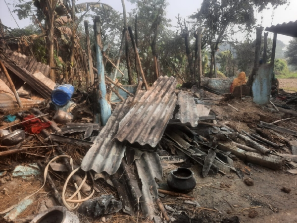 दरभंगा: आग से बर्बाद घर। दरभंगा: आग से बर्बाद घर।