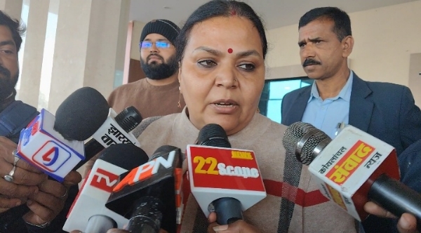 सदन परिसर में बोलती मंत्री दीपिका पांडेय सिंह सदन परिसर में बोलती मंत्री दीपिका पांडेय सिंह