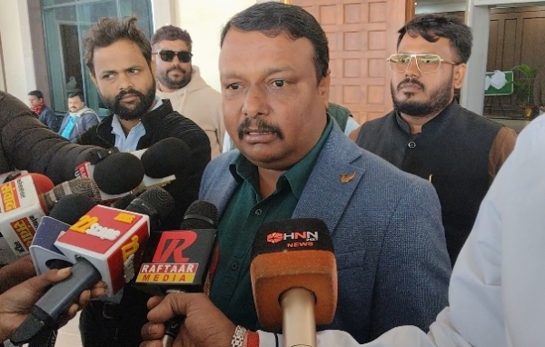 मीडिया से बोलते हुए विधायक अमित कुमार महतो की फोटो मीडिया से बोलते हुए विधायक अमित कुमार महतो की फोटो