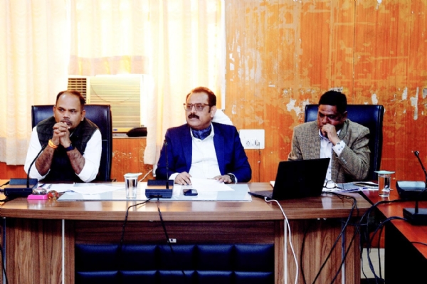 जिला कलेक्टर आयोजन की जानकारी देते हुए जिला कलेक्टर आयोजन की जानकारी देते हुए