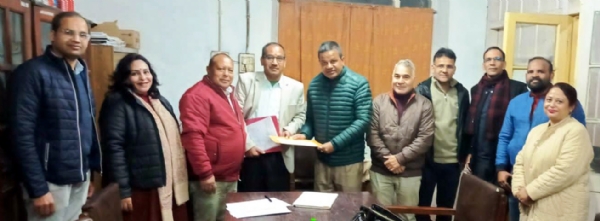 नवनिर्वाचित पदाधिकारियों को शपथ दिलाते चुनाव अधिकारी। नवनिर्वाचित पदाधिकारियों को शपथ दिलाते चुनाव अधिकारी।