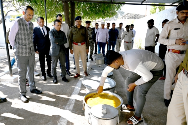 प्रधान जिला न्यायाधीश और कलेक्टर ने जिला जेल का किया संयुक्त निरीक्षण, बंदियों की सुविधाओं और व्यवस्थाओं का लिया जायजा प्रधान जिला न्यायाधीश और कलेक्टर ने जिला जेल का किया संयुक्त निरीक्षण, बंदियों की सुविधाओं और व्यवस्थाओं का लिया जायजा