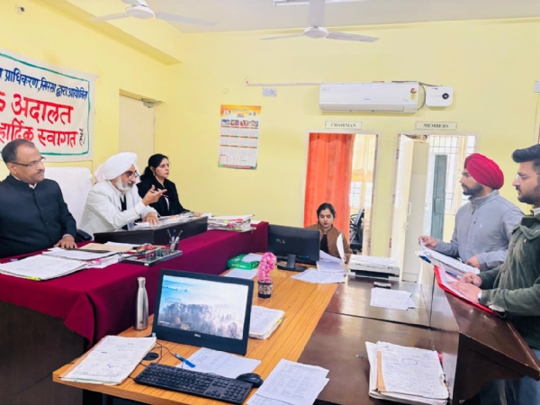 अदालत में केसों का निपटारा करते न्यायाधीश। अदालत में केसों का निपटारा करते न्यायाधीश।