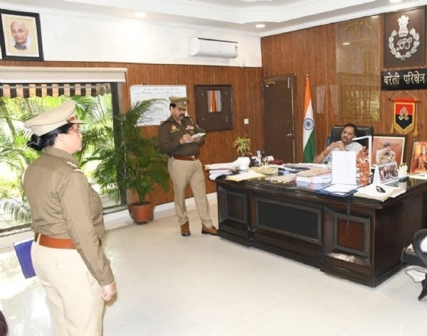 डीआईजी बरेली परिक्षेत्र अजय कुमार साहनी मिशन शक्ति केंद्रों में व्यवस्था की समीक्षा करते हुए दिशा-निर्देश देते हुए। डीआईजी बरेली परिक्षेत्र अजय कुमार साहनी मिशन शक्ति केंद्रों में व्यवस्था की समीक्षा करते हुए दिशा-निर्देश देते हुए।