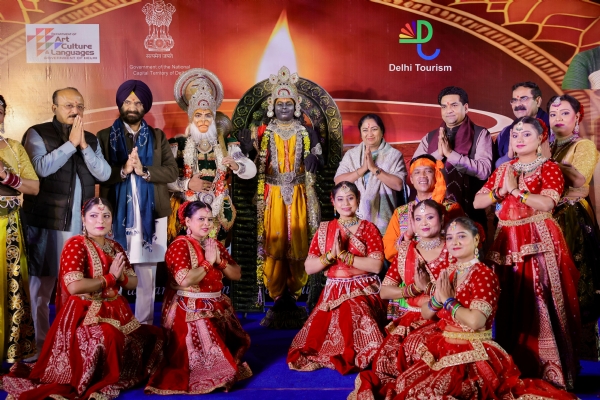 दिल्ली हाट आईएनए में बुधवार को यूनेस्को की धरोहर में दीपावली के शामिल होने पर आयोजित भव्य समारोह में मुख्यमंत्री रेखा गुप्ता , साथ दिल्ली सरकार के मंत्री दिल्ली हाट आईएनए में बुधवार को यूनेस्को की धरोहर में दीपावली के शामिल होने पर आयोजित भव्य समारोह में मुख्यमंत्री रेखा गुप्ता , साथ दिल्ली सरकार के मंत्री