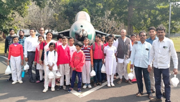 आईआईटी खड़गपुर में शैक्षणिक भ्रमण के दौरान सरस्वती शिशु मंदिर, मादपुर के विद्यार्थी। आईआईटी खड़गपुर में शैक्षणिक भ्रमण के दौरान सरस्वती शिशु मंदिर, मादपुर के विद्यार्थी।