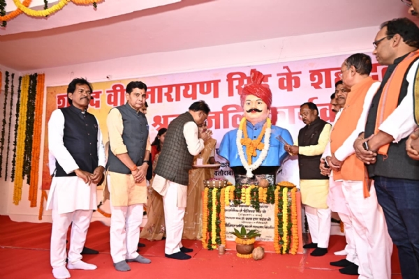 मुख्यमंत्री ने शहीद वीर नारायण सिंह को अर्पित की श्रद्धांजलि मुख्यमंत्री ने शहीद वीर नारायण सिंह को अर्पित की श्रद्धांजलि