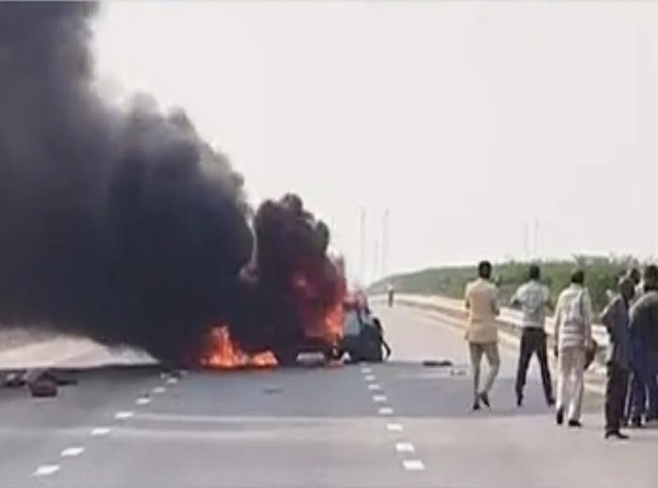 आग से जल रही कारें, भीड़ माैजूद आग से जल रही कारें, भीड़ माैजूद