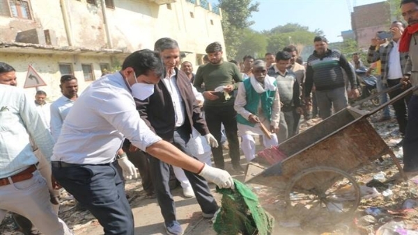 प्रसिद्ध जैन तीर्थ सोनागिर में गंदगी देख भड़के कलेक्टर प्रसिद्ध जैन तीर्थ सोनागिर में गंदगी देख भड़के कलेक्टर