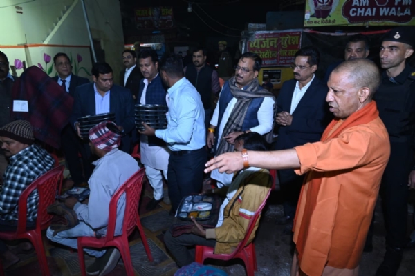 *सीएम योगी ने किया महानगर में दो रैन बसेरों का निरीक्षण, ठहरे जरुरतमंदों में वितरित किया कंबल और भोजन* *सीएम योगी ने किया महानगर में दो रैन बसेरों का निरीक्षण, ठहरे जरुरतमंदों में वितरित किया कंबल और भोजन*