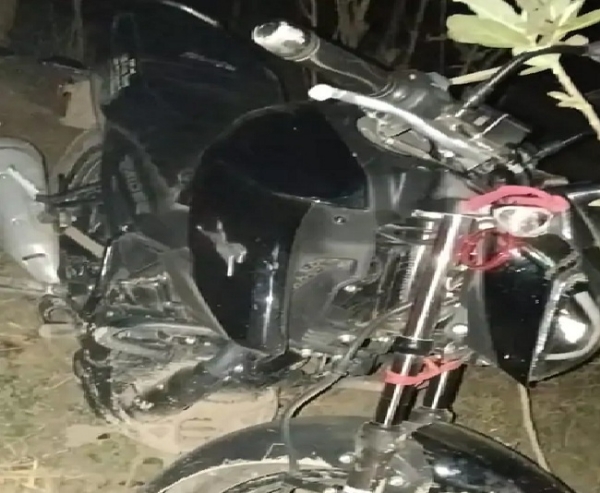 ट्रैक्टर ने मारी बाइक ट्रैक्टर ने मारी बाइक