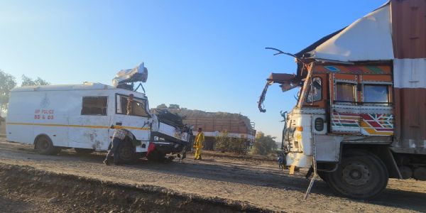 सागर-मालथौन मार्ग पर भीषण हादसा3 सागर-मालथौन मार्ग पर भीषण हादसा3