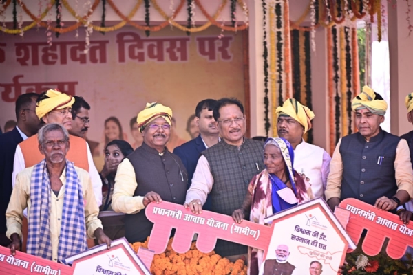 मुख्यमंत्री ने शहीद वीर नारायण सिंह को अर्पित की श्रद्धांजलि मुख्यमंत्री ने शहीद वीर नारायण सिंह को अर्पित की श्रद्धांजलि