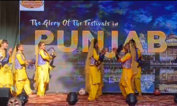 कार्यक्रम के दौरान छात्राओं द्वारा पंजाबी लोक गीत पर नृत्य करतीं छात्राएं कार्यक्रम के दौरान छात्राओं द्वारा पंजाबी लोक गीत पर नृत्य करतीं छात्राएं