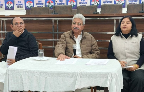 हरियाणा कांग्रेस अध्यक्ष राव नरेंद्र सिंह चंडीगढ़ में पत्रकारों से बातचीत करते हुए हरियाणा कांग्रेस अध्यक्ष राव नरेंद्र सिंह चंडीगढ़ में पत्रकारों से बातचीत करते हुए