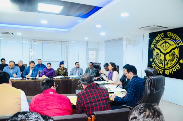 कलेक्ट्रेट सभागार में बैठक लेते डीएम अस्मिता लाल कलेक्ट्रेट सभागार में बैठक लेते डीएम अस्मिता लाल