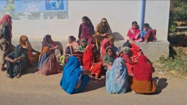 शाेक मनाती परिवार की महिलाएं