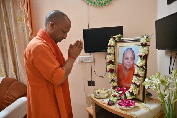 डॉ. राजीव श्रीवास्तव की दिवंगत माता को श्रद्धांजलि दी सीएम ने* डॉ. राजीव श्रीवास्तव की दिवंगत माता को श्रद्धांजलि दी सीएम ने*