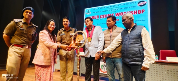 दीप प्रज्वलित कर कार्यक्रम की शुरुआत करते पुलिस आयुक्त रघुबीर लाल व अन्य दीप प्रज्वलित कर कार्यक्रम की शुरुआत करते पुलिस आयुक्त रघुबीर लाल व अन्य