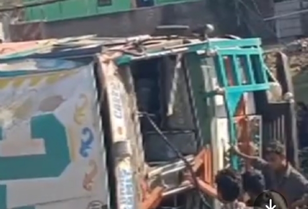 अररिया फोटो:पलटा ट्रक अररिया फोटो:पलटा ट्रक