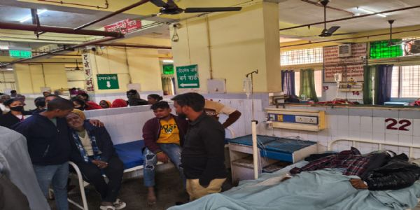 तेज रफ्तार बाइक स्कूल बस से टकराई, एक की मौत, दूसरा भाई गंभीर घायल