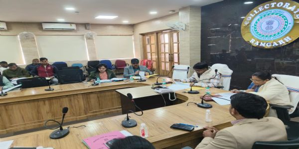 रामगढ़ उपायुक्त ने की आधारभूत संरचनाओं, एफआरए और परियोजनाओं की समीक्षा