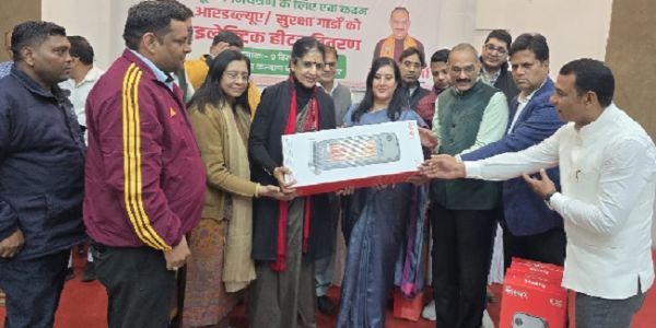 बांसुरी स्वराज ने आरके पुरम में सुरक्षा गार्डों काे वितरित किए इलेक्ट्रिक हीटर