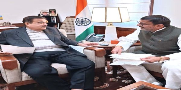 केंद्रीय मंत्री नितिन गडकरी से मिलकर पूर्व सांसद ने की चित्रकूट व अतर्रा बाईपास के निर्माण की मांग