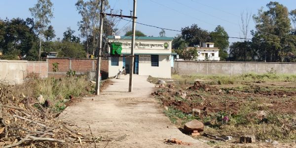 अनूपपुर: सड़क के बीचों-बीच लगा है ट्रांसफार्मर, 10 लाख की लागत से बनी सीसी रोड एक महीने में ही जर्जर