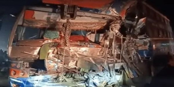 सीकर में स्लीपर बस-ट्रक में भीषण भिड़ंत, तीन की मौत