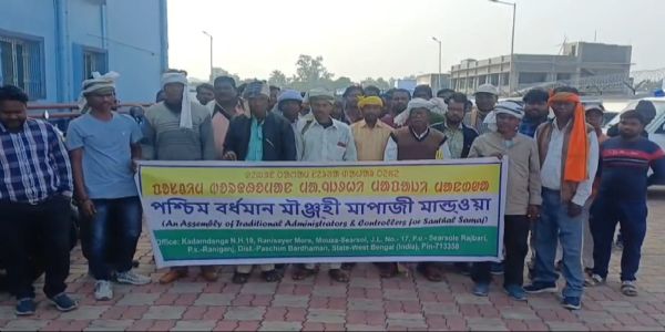 आदिवासी समुदाय ने पश्चिम बर्दवान जिलाधिकारी को सौंपा ज्ञापन