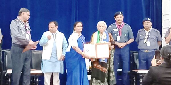 स्काउटिंग आंदोलन के लिए उत्कृष्ट योगदान हेतु स्काउट्स एंड गाइड्स की लीडर सिल्वर स्टार अवॉर्ड से सम्मानित